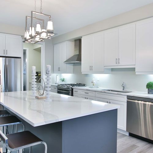Cuisine blanche lumineuse, îlot central et finitions soignées