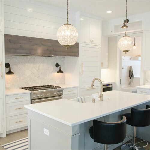 Cuisine blanche avec îlot et touches de bois