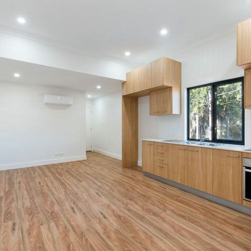 Pièce lumineuse avec parquet et aménagement en bois