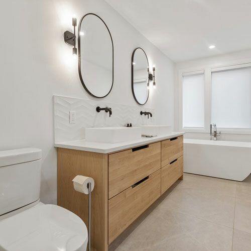 Meuble double vasque en bois et miroirs ronds